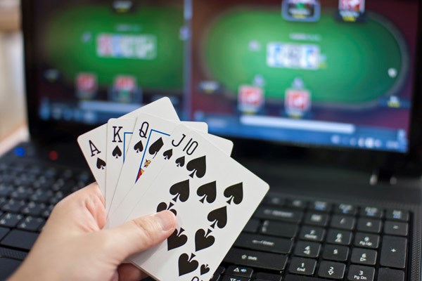 What are the benefits of playing poker online?